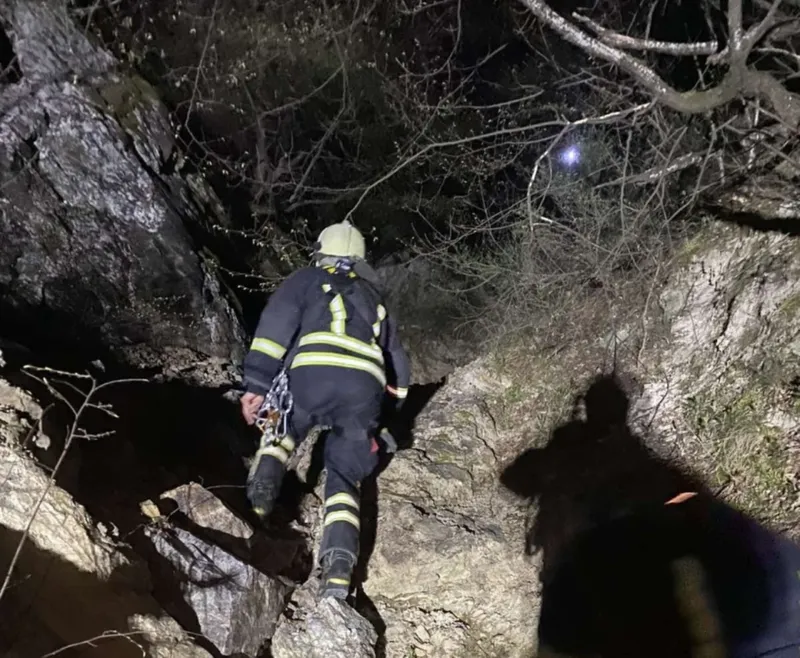 Пожарникари од Струмица спасија девојка падната во провалија кај Цареви Кули