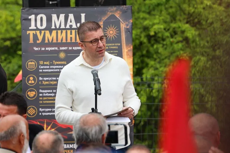 Премиерот Мицкоски откри споменик на македонски херои во Туминец, Албанија