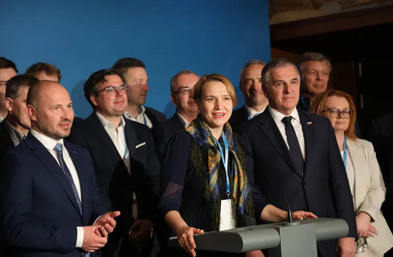 SDS vlaga predlog zakona za vitkejšo vlado s 14 ministrstvi ob podpori Fokusa