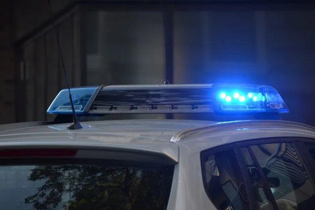 44-letni voznik osebnega vozila umrl v čelnem trčenju z avtobusom