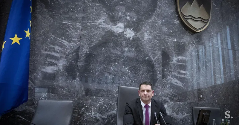 Zoran Stevanović predlaga Špelo Ocvirk za novo generalno sekretarko DZ