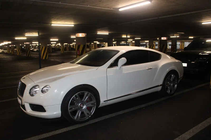 Policija v Kopru zasegla ukraden Bentley in ovadila 25-letno Slovenko