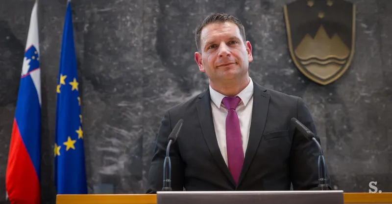 Stranka Resni.ca vlaga predlog za prepoved tujih in ideoloških zastav na DZ