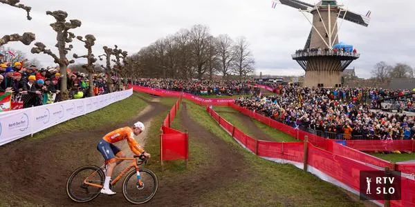 Mathieu van der Poel z napadom na Kapelmuur zmagal na Omloop Nieuwsblad
