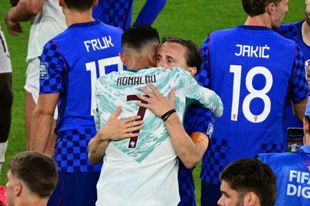 Portugalska po zmagi nad Hrvaško v četrtfinale, Ronaldo tolažil Modrića