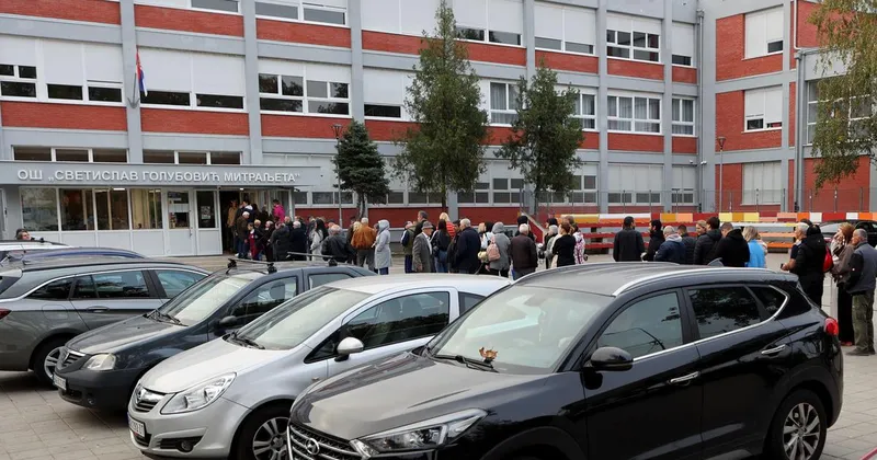 Srbske predčasne volitve zaznamovali visoka udeležba in incidenti
