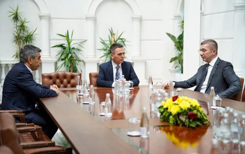 Мицкоски и лидерите на Вреди договараат правосуден испит на албански јазик