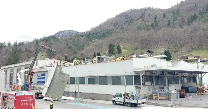 Močan veter v Zgornjem Posočju odkriva strehe in ustavlja proizvodnjo v TKK
