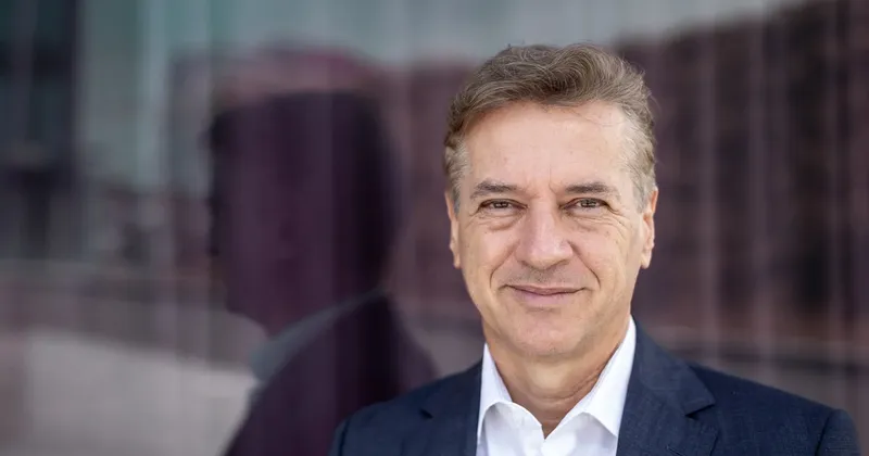 Gibanje Svoboda oblikovalo vlado v senci; Golob kritizira Janšo ob 100 dneh