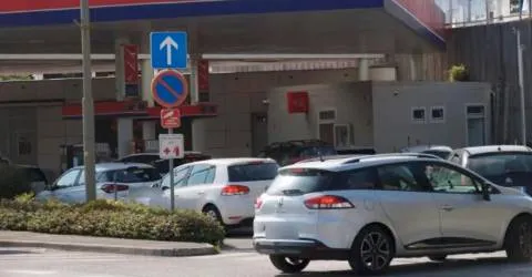 Vlada podaljšala regulacijo cen in zvišala marže naftnih trgovcev