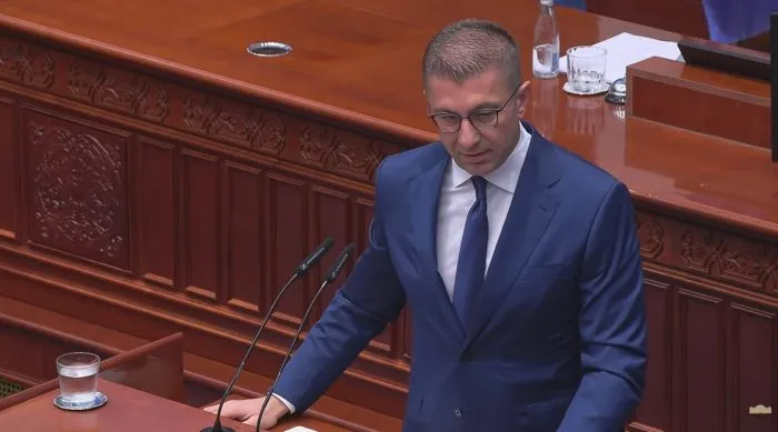 Вербален дуел меѓу Мицкоски и Филипче за правдата и иселувањето на граѓаните