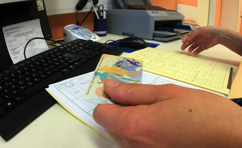 Skupščina ZZZS potrdila varčevalne ukrepe in strožji nadzor bolniških odsotnosti