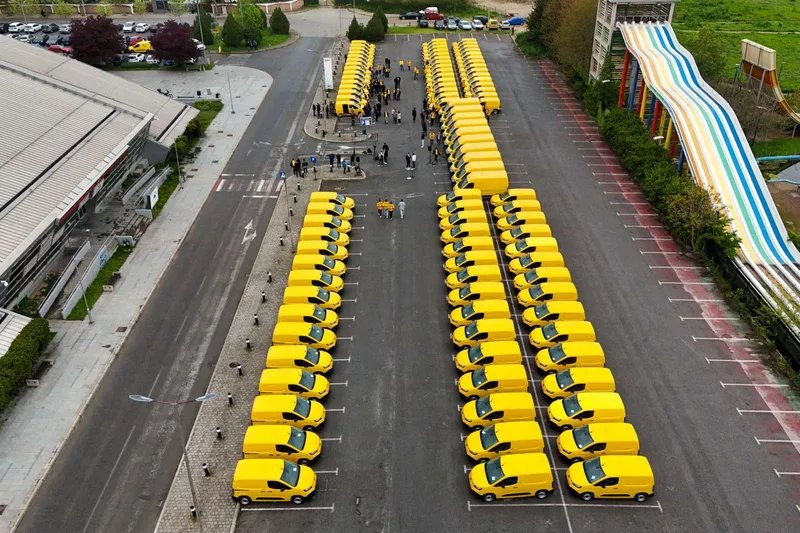 Владата промовираше 100 нови возила за модернизација на Македонска пошта
