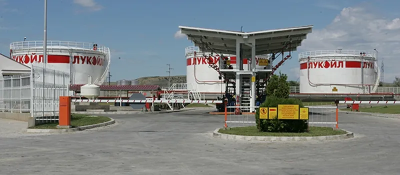 Лукоил продава меѓународни средства на американски Карлајл за 22 милијарди долари