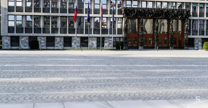 Kmetijske organizacije pred poslopjem DZ s protestom zahtevale zaščito kmetov