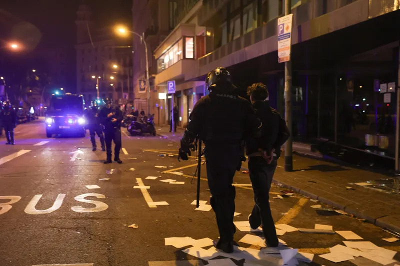 Mladi v Barceloni povzročili nasilne izgrede in vandalizem