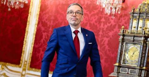 Avstrijski predsednik podelil mandat Herbertu Kicklu po odstopu Karla Nehammerja