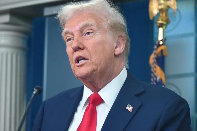Трамп нареди објавување документи за НЛО по коментарите на Обама за вонземјани