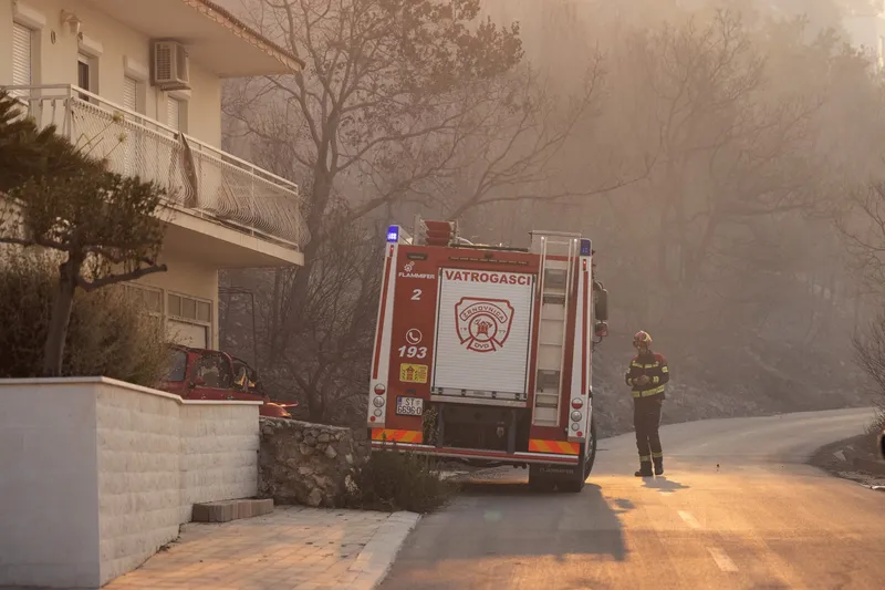 Hrvaška: nov požar pri Zadru, 40 gasilcev in letali v akciji