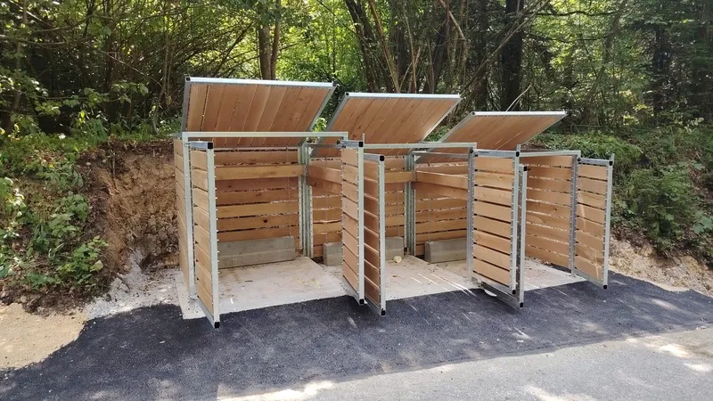 Slovenija postavila medvedovarne smetnjake v štirih občinah proti konfliktom