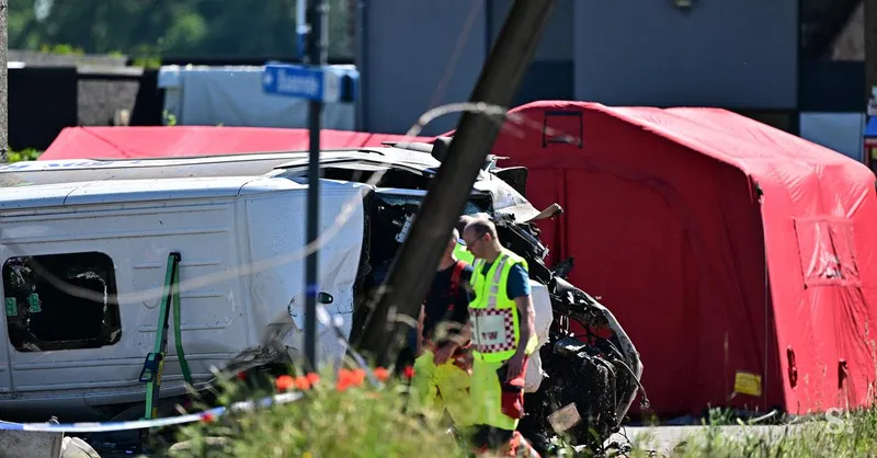 Trčenje vlaka in šolskega kombija v Buggenhoutu terjalo štiri smrtne žrtve