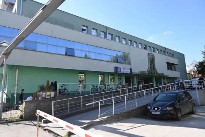 МВР ја приведе мајката на малолетничка донесена со породилни болки на ГАК