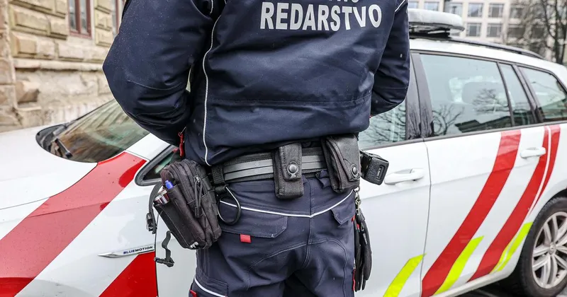 V Novem mestu prebivalec romskega naselja s solzivcem napadel mestnega redarja