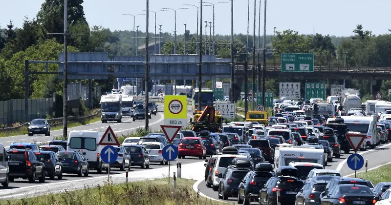 Zaposleni v zagrebškem ZET in Holdingu začeli stavko zaradi plač