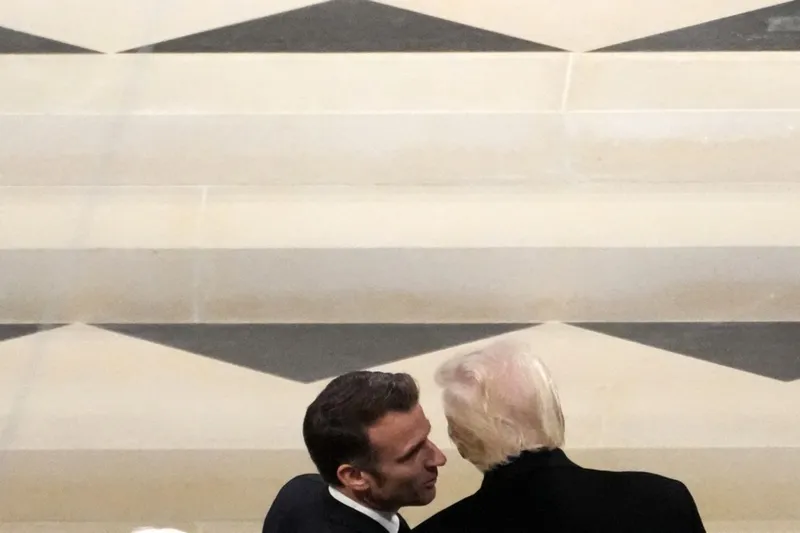 Трамп му се закани на Макрон со 200% царини на вино поради „Одборот за мир“