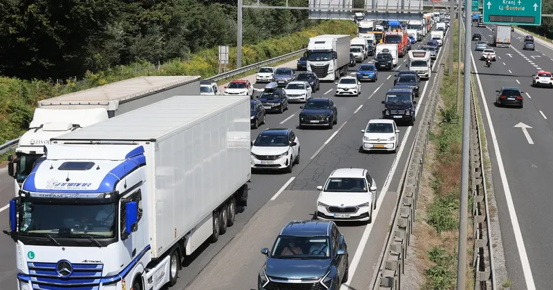 Binkoštne počitnice in nesreče povzročile zastoje na slovenskih cestah