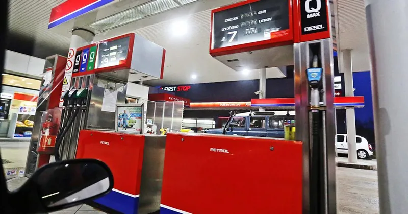 Dva zamaskirana roparja z orožjem oropala bencinski servis v Kranju