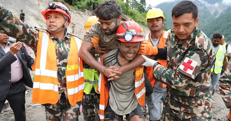 Nepalska vojska rešila kitajskega delavca iz predora po katastrofalnih poplavah