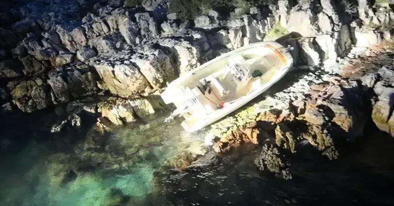Slovenski državljan poškodovan po nasedanju čolna v zalivu Pečeno na otoku Iž