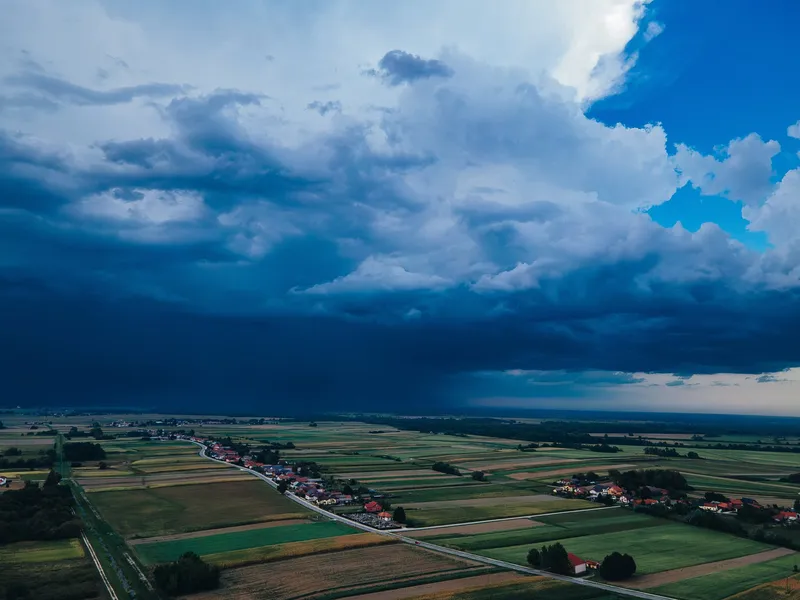 Neurja z vetrom, nalivi in točo zajela Slovenijo