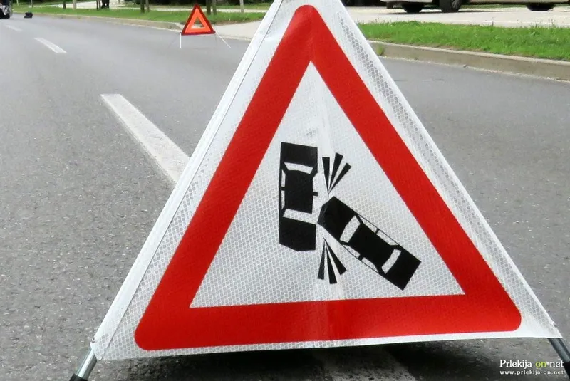 Maribor: 26-letni motorist umrl v trčenju treh vozil