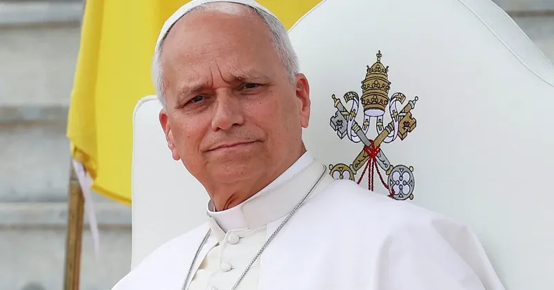 Papež Leon XIV. po operaciji raka zapustil bolnišnico in se vrnil v Vatikan