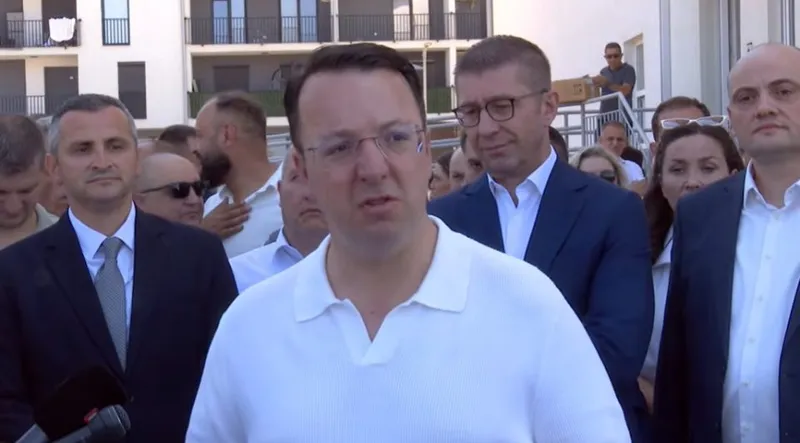 Владата на Мицкоски и Николоски додели 47 социјални станови во Дебар
