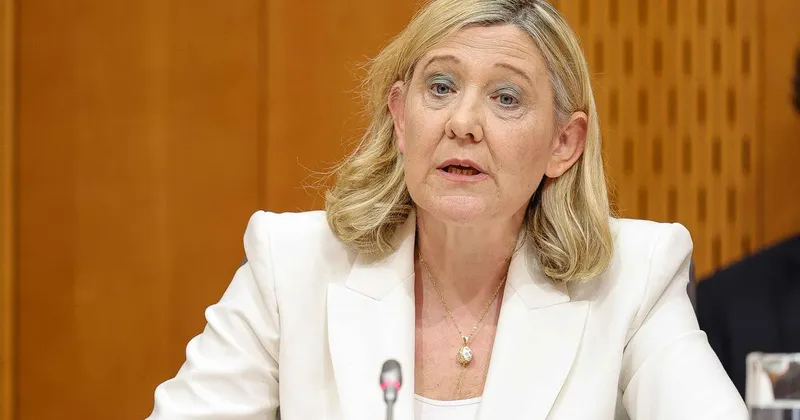 Ministrica Ignacija Fridl Jarc ustavila pomoč slovenskim medijem