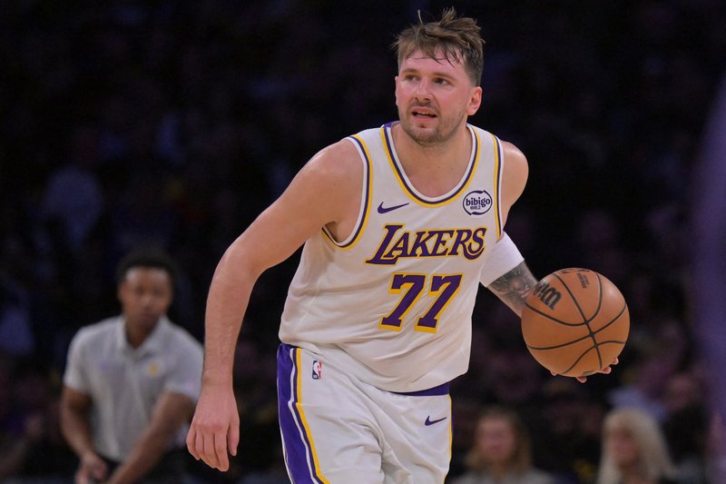 Dončić in Lakersi z zmago v leto 2026; Philadelphia potopila Dallas
