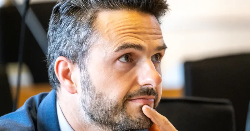 Evropski parlament Toninu odvzel imuniteto; ta napoveduje udeležbo v procesih