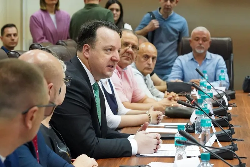 Владата и Светска банка купуваат 49 возила за комунална хигиена во Скопје