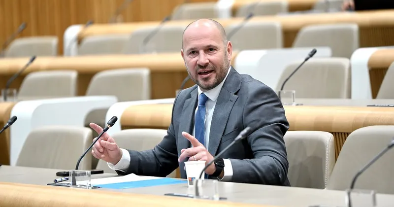 Jernej Vrtovec napovedal pospešitev JEK 2 in nočna dela na avtocestah