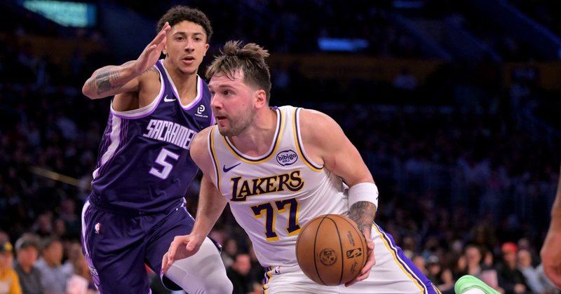 Lakersi z Dončićem in Jamesom prekinili niz porazov proti Sacramentu