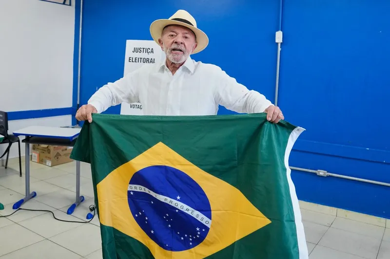 Flávio Bolsonaro in Lula da Silva v drugem krogu brazilskih predsedniških volitev
