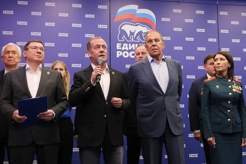 Enotna Rusija zmagala na parlamentarnih volitvah ob napadih z droni in kibernetskih